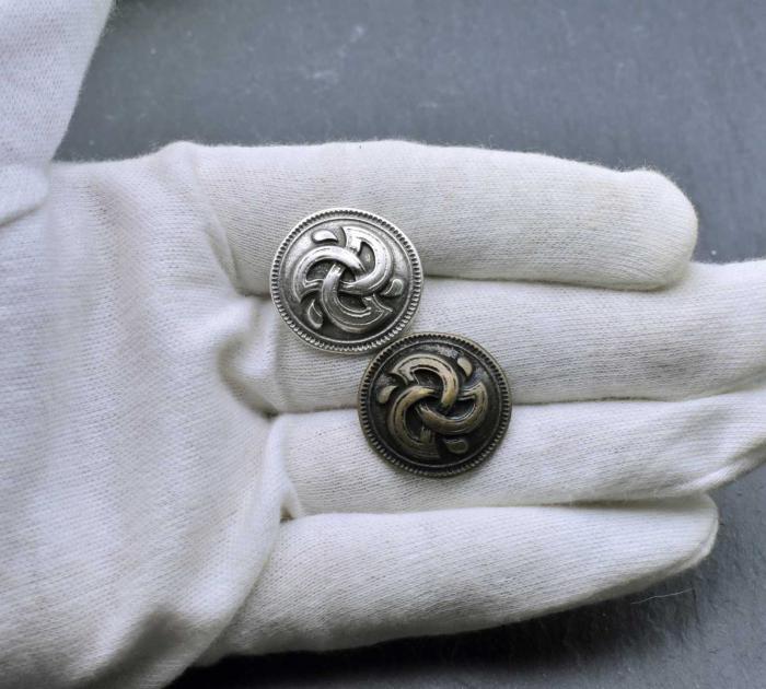 Keltischer Knopf mit Triqueta Silberfarben auf der Hand